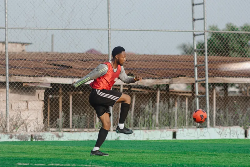 Mercato 2026 : pourquoi les clubs de Ligue 1 sont systématiquement battus au sprint par les clubs néerlandais sur les jeunes talents africains