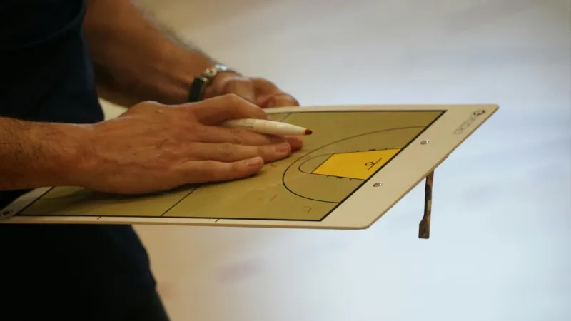 Le mercato des entraîneurs : pourquoi la valse des coaches en Ligue 1 paralyse le recrutement des joueurs chaque été